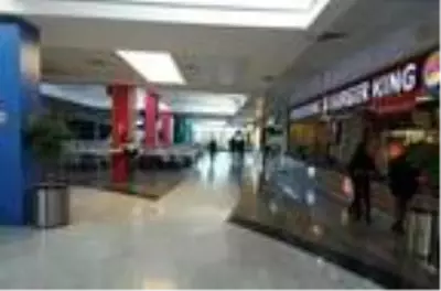 İzmir'de, yasakların ardından AVM'ler boşaldı İzmir'de, yasakların ardından AVM'ler boşaldı