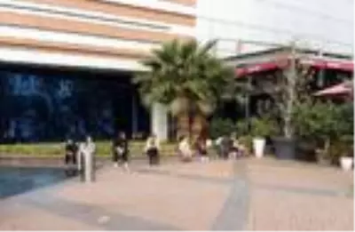 İzmir'de, yasakların ardından AVM'ler boşaldı İzmir'de, yasakların ardından AVM'ler boşaldı