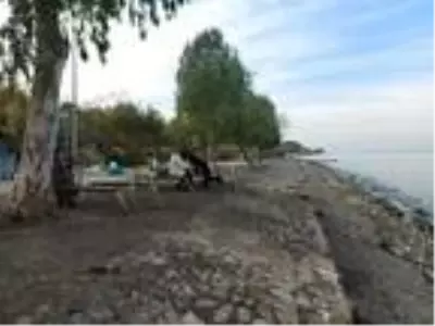 İzmir'de, yasakların ardından AVM'ler boşaldı İzmir'de, yasakların ardından AVM'ler boşaldı