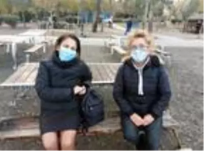 İzmir'de, yasakların ardından AVM'ler boşaldı İzmir'de, yasakların ardından AVM'ler boşaldı