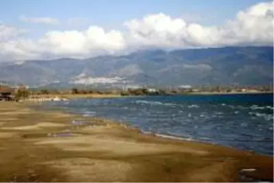 İznik Gölü'ndeki su çekilmesi ve kirlilik inceleniyor İznik Gölü'ndeki su çekilmesi ve kirlilik inceleniyor