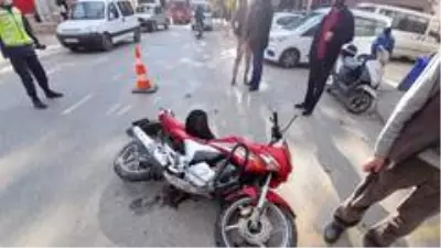 Traktör ve motosiklet kafa kafaya çarpıştı Traktör ve motosiklet kafa kafaya çarpıştı