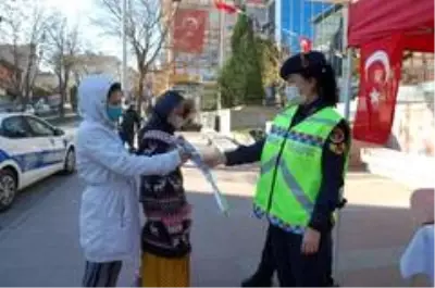 Jandarma ve polis kadınlara karanfil dağıttı Jandarma ve polis kadınlara karanfil dağıttı