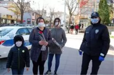 Jandarma ve polis kadınlara karanfil dağıttı Jandarma ve polis kadınlara karanfil dağıttı