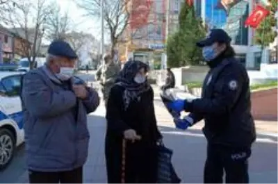 Jandarma ve polis kadınlara karanfil dağıttı Jandarma ve polis kadınlara karanfil dağıttı