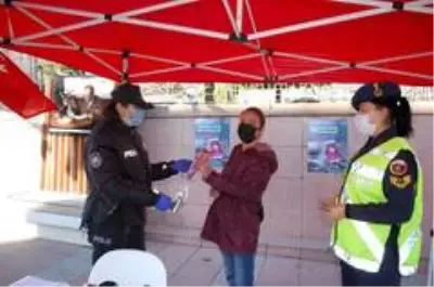 Jandarma ve polis kadınlara karanfil dağıttı Jandarma ve polis kadınlara karanfil dağıttı