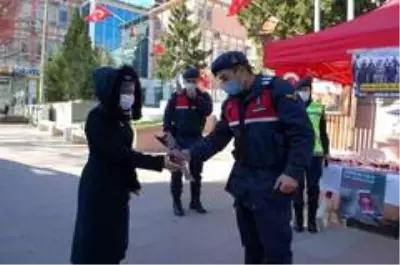 Jandarma ve polis kadınlara karanfil dağıttı Jandarma ve polis kadınlara karanfil dağıttı