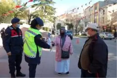 Jandarma ve polis kadınlara karanfil dağıttı Jandarma ve polis kadınlara karanfil dağıttı