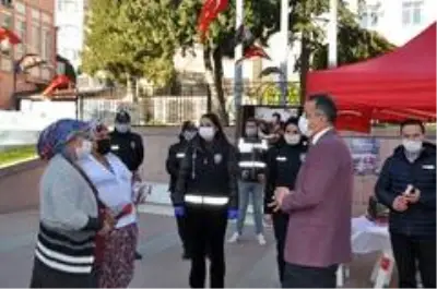 Jandarma ve polis kadınlara karanfil dağıttı Jandarma ve polis kadınlara karanfil dağıttı