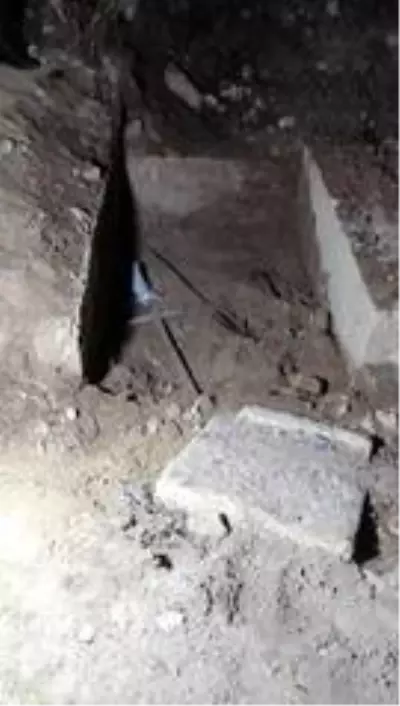Kaçak kazı yapan 4 şahıs suçüstü yakalandı Kaçak kazı yapan 4 şahıs suçüstü yakalandı