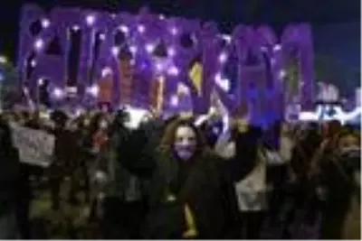 Kadıköy'de 'Kadına Şiddetle Mücadele Günü'nde eylem Kadıköy'de 'Kadına Şiddetle Mücadele Günü'nde eylem