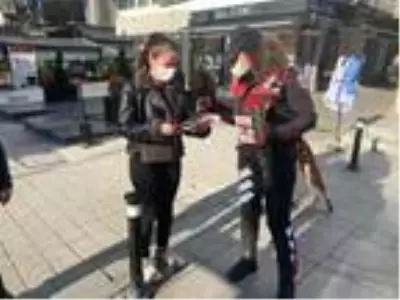 Son dakika haber | KADIKÖY'DE POLİS KADES'İ TANITTI, KADINLARA KARANFİL DAĞITILDI Son dakika haber | KADIKÖY'DE POLİS KADES'İ TANITTI, KADINLARA KARANFİL DAĞITILDI