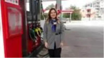 Kadın işletmecinin akaryakıt istasyonunda kadınlar çalışıyor Kadın işletmecinin akaryakıt istasyonunda kadınlar çalışıyor