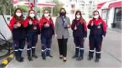 Kadın işletmecinin akaryakıt istasyonunda kadınlar çalışıyor Kadın işletmecinin akaryakıt istasyonunda kadınlar çalışıyor