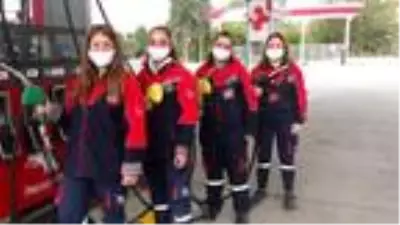 Kadın işletmecinin akaryakıt istasyonunda kadınlar çalışıyor Kadın işletmecinin akaryakıt istasyonunda kadınlar çalışıyor