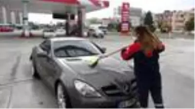 Kadın işletmecinin akaryakıt istasyonunda kadınlar çalışıyor Kadın işletmecinin akaryakıt istasyonunda kadınlar çalışıyor