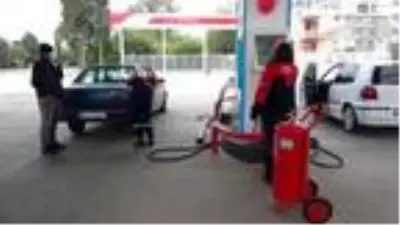 Kadın işletmecinin akaryakıt istasyonunda kadınlar çalışıyor Kadın işletmecinin akaryakıt istasyonunda kadınlar çalışıyor