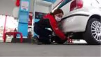 Kadın işletmecinin akaryakıt istasyonunda kadınlar çalışıyor Kadın işletmecinin akaryakıt istasyonunda kadınlar çalışıyor