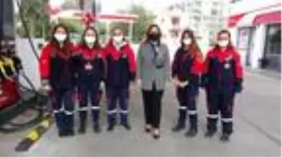Kadın işletmecinin akaryakıt istasyonunda kadınlar çalışıyor Kadın işletmecinin akaryakıt istasyonunda kadınlar çalışıyor