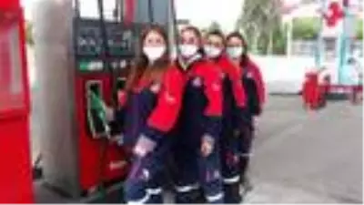 Kadın işletmecinin akaryakıt istasyonunda kadınlar çalışıyor Kadın işletmecinin akaryakıt istasyonunda kadınlar çalışıyor