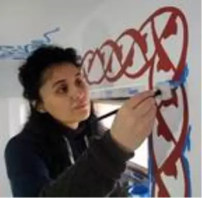 Kadın nakkaş, cami duvarlarını şekillendiriyor Kadın nakkaş, cami duvarlarını şekillendiriyor