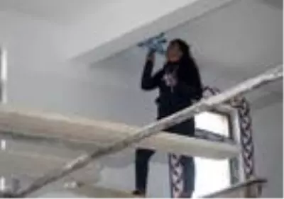 Kadın nakkaş, cami duvarlarını şekillendiriyor Kadın nakkaş, cami duvarlarını şekillendiriyor
