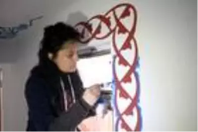 Kadın nakkaş, cami duvarlarını şekillendiriyor Kadın nakkaş, cami duvarlarını şekillendiriyor