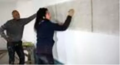 Kadın nakkaş, cami duvarlarını şekillendiriyor Kadın nakkaş, cami duvarlarını şekillendiriyor