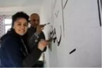 Kadın nakkaş, cami duvarlarını şekillendiriyor Kadın nakkaş, cami duvarlarını şekillendiriyor