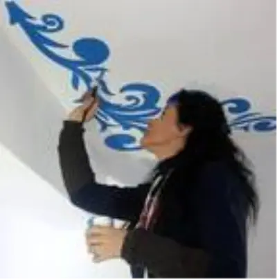 Kadın nakkaş, cami duvarlarını şekillendiriyor Kadın nakkaş, cami duvarlarını şekillendiriyor