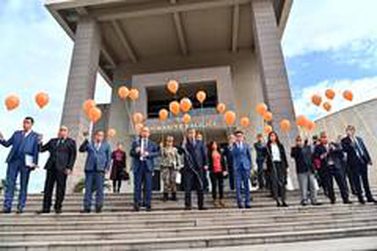 Kadına yönelik şiddete farkındalık oluşturmak için turuncu balon uçurdular