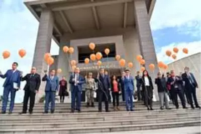 Kadına yönelik şiddete farkındalık oluşturmak için turuncu balon uçurdular Kadına yönelik şiddete farkındalık oluşturmak için turuncu balon uçurdular