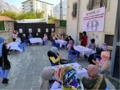 Kadınlar, kadınlara şiddetle mücadele kapsamında haklarını anlatıyor Kadınlar, kadınlara şiddetle mücadele kapsamında haklarını anlatıyor