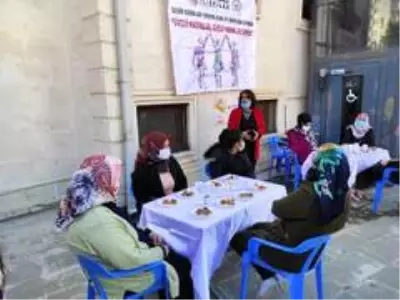 Kadınlar, kadınlara şiddetle mücadele kapsamında haklarını anlatıyor Kadınlar, kadınlara şiddetle mücadele kapsamında haklarını anlatıyor