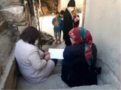 Kadınlar, kadınlara şiddetle mücadele kapsamında haklarını anlatıyor Kadınlar, kadınlara şiddetle mücadele kapsamında haklarını anlatıyor