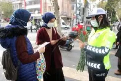 Kadınlara karanfiller dağıtıldı Kadınlara karanfiller dağıtıldı