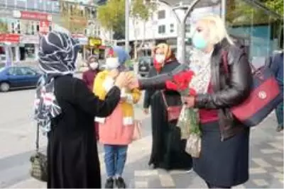 Kadınlara karanfiller dağıtıldı Kadınlara karanfiller dağıtıldı