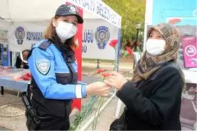 Kadınlara karanfiller dağıtıldı Kadınlara karanfiller dağıtıldı