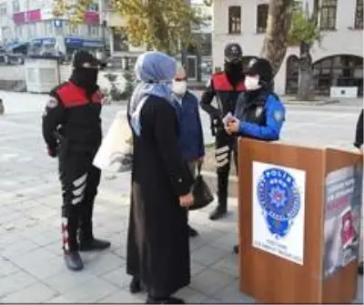 Kağıthane'de KADES kapsamında kadına şiddete karşı broşür dağıtıldı Kağıthane'de KADES kapsamında kadına şiddete karşı broşür dağıtıldı