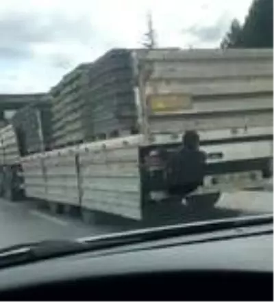 Kamyon kasasına tutunan gencin tehlikeli yolculuğu kamerada Kamyon kasasına tutunan gencin tehlikeli yolculuğu kamerada