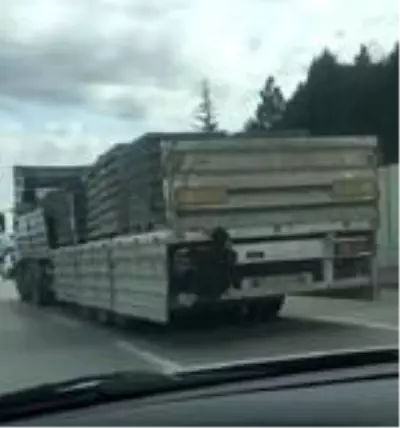 Kamyon kasasına tutunan gencin tehlikeli yolculuğu kamerada Kamyon kasasına tutunan gencin tehlikeli yolculuğu kamerada