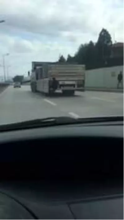Kamyon kasasında bir 'Örümcek Adam' Kamyon kasasında bir 'Örümcek Adam'