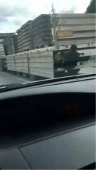 Kamyon kasasında bir 'Örümcek Adam' Kamyon kasasında bir 'Örümcek Adam'