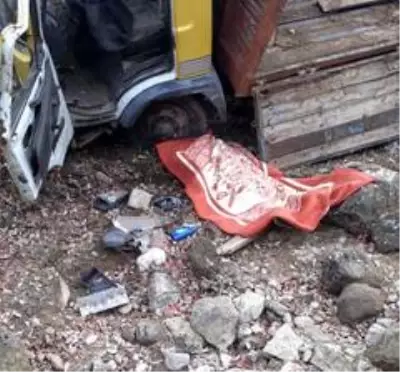 Son dakika haber... Kamyonet şarampole yuvarlandı: 1 ölü, 1 yaralı Son dakika haber... Kamyonet şarampole yuvarlandı: 1 ölü, 1 yaralı