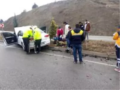 Karabük'te 2 ayrı trafik kazası : 1'i çocuk 4 yaralı Karabük'te 2 ayrı trafik kazası : 1'i çocuk 4 yaralı