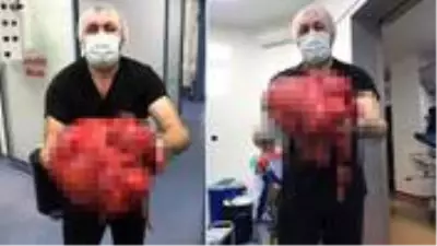Karın şişliği şikayetiyle hastaneye gitti, karnından 14 kilogram büyüklüğünde kitle çıktı Karın şişliği şikayetiyle hastaneye gitti, karnından 14 kilogram büyüklüğünde kitle çıktı