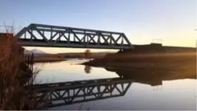 Kars Çayı gün batımında gökyüzünün rengini aldı