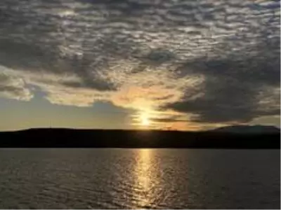 Kars Çayı gün batımında gökyüzünün rengini aldı