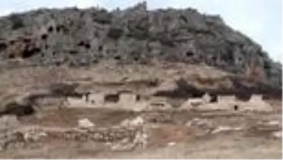 Kazılarda Roma dönemine ait sarnıç ve kale surları ortaya çıkarıldı Kazılarda Roma dönemine ait sarnıç ve kale surları ortaya çıkarıldı