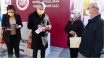 KIRKLARELİ - Vali Bilgin kadına şiddete karşı farkındalık amacıyla pazar yerinde 'turuncu maske' dağıttı KIRKLARELİ - Vali Bilgin kadına şiddete karşı farkındalık amacıyla pazar yerinde 'turuncu maske' dağıttı